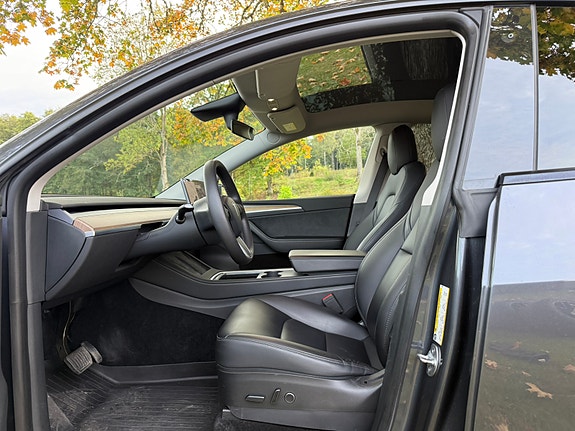 Tesla Model Y 11 of 25