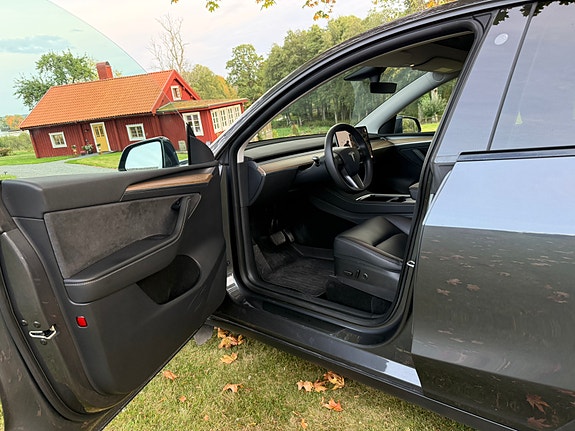 Tesla Model Y 10 of 25