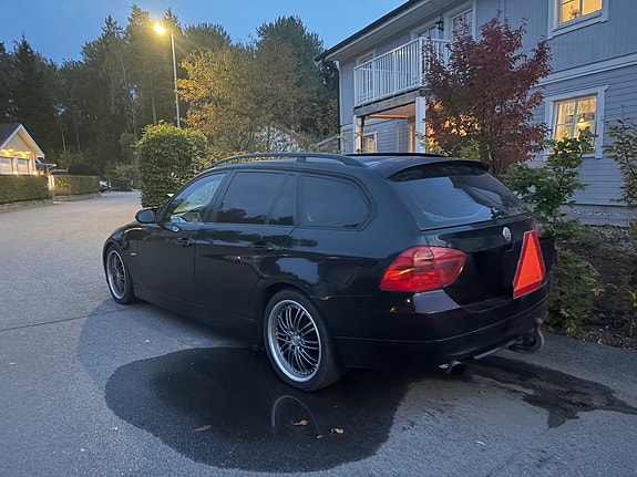 BMW 320d 2 of 5