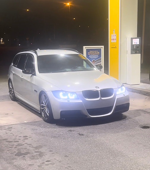 BMW 330Xi 2 of 13