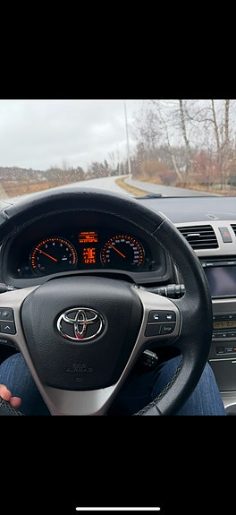 Toyota Avensis 2 of 3