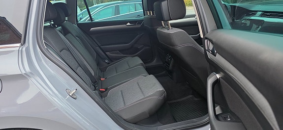 Volkswagen Passat 10 of 15
