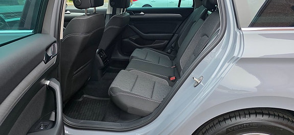 Volkswagen Passat 12 of 15