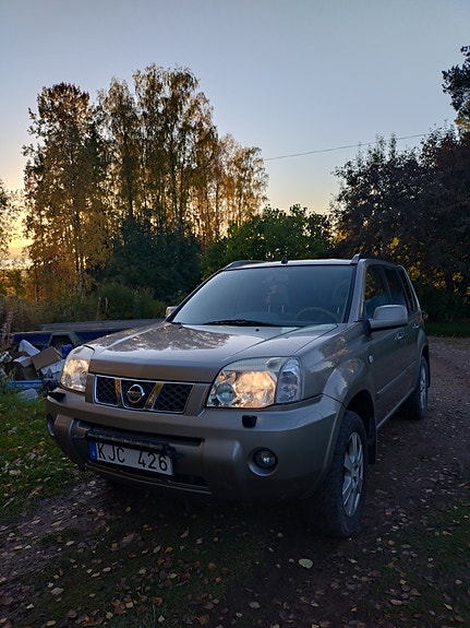 Nissan X-Trail 2 of 4
