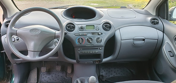 Toyota Yaris 3 of 9