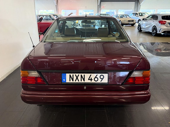 Mercedes-Benz 300 CE 4 of 16