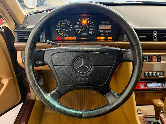 Mercedes-Benz 300 CE 9 of 16