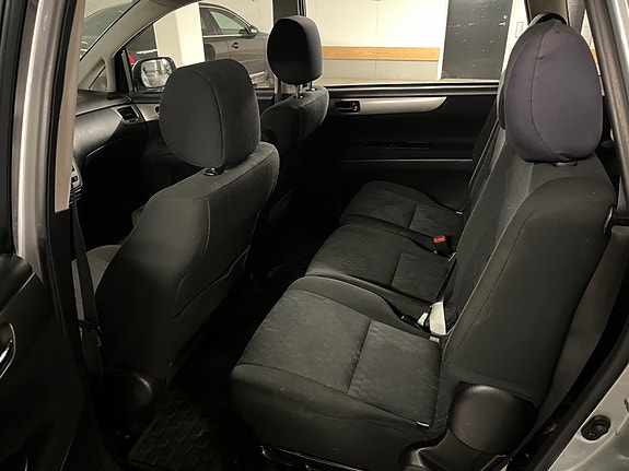 Toyota Avensis Verso 7 of 8