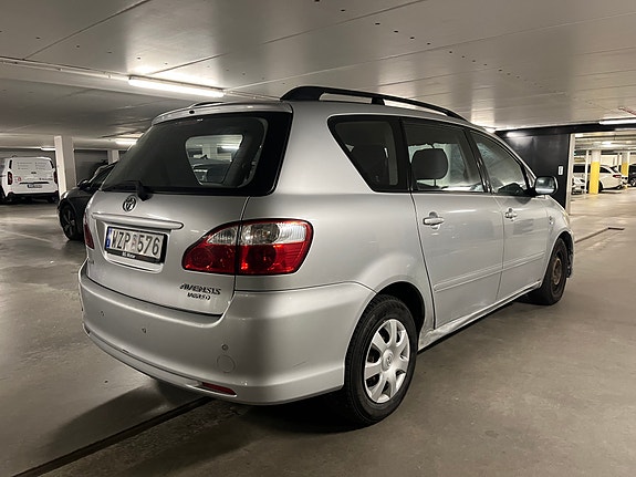 Toyota Avensis Verso 3 of 8