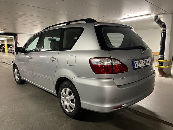 Toyota Avensis Verso 4 of 8
