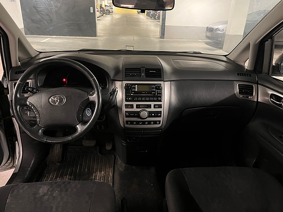 Toyota Avensis Verso 6 of 8