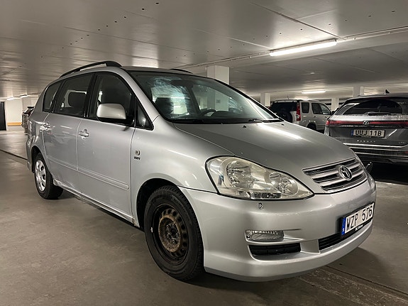 Toyota Avensis Verso 2 of 8