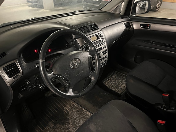 Toyota Avensis Verso 5 of 8