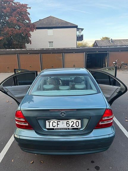 Mercedes-Benz C180 9 of 15
