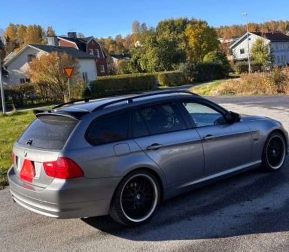 BMW 320d 3 of 5