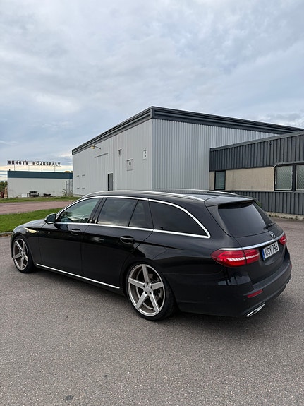 Mercedes-Benz E200 2 of 3