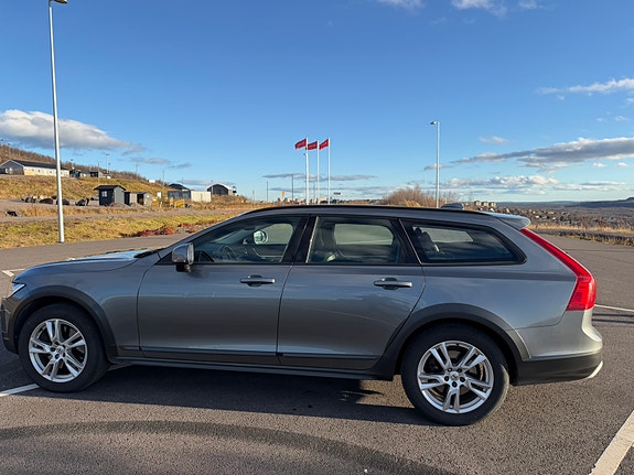 Volvo V90 Cross Country 2 of 13