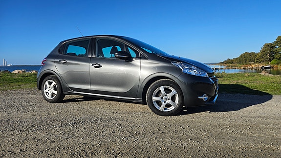 Peugeot 208 2 of 16