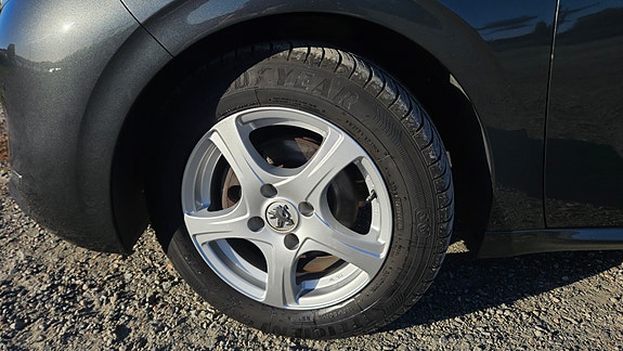 Peugeot 208 15 of 16