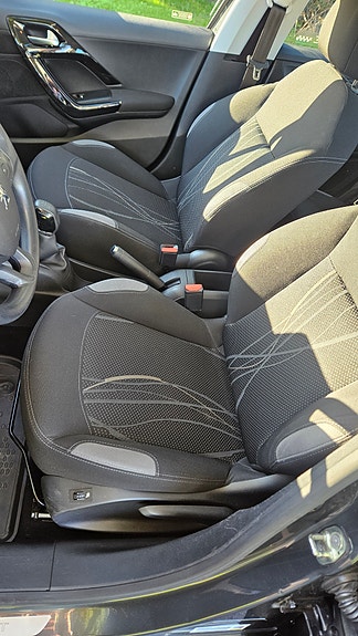 Peugeot 208 9 of 16