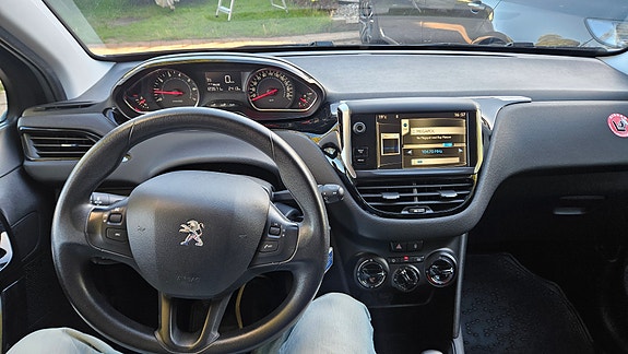 Peugeot 208 8 of 16