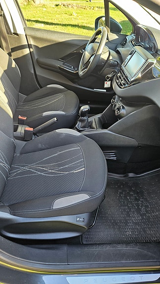 Peugeot 208 10 of 16