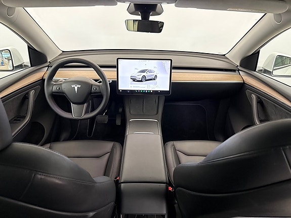 Tesla Model Y 5 of 11