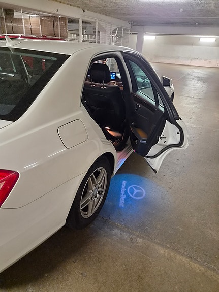 Mercedes-Benz E200 4 of 8