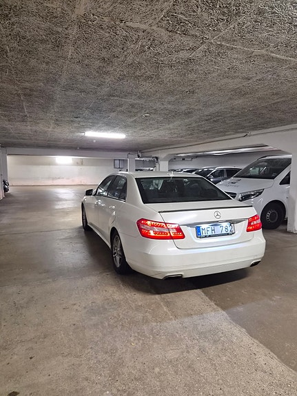 Mercedes-Benz E200 3 of 8
