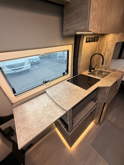 Robeta Ares Office Space 140HK Automat! Kontor i fram! GASFRI! Induktionshäll! Litium & Inverter! Stor garderob! 5,4m! 9 of 21