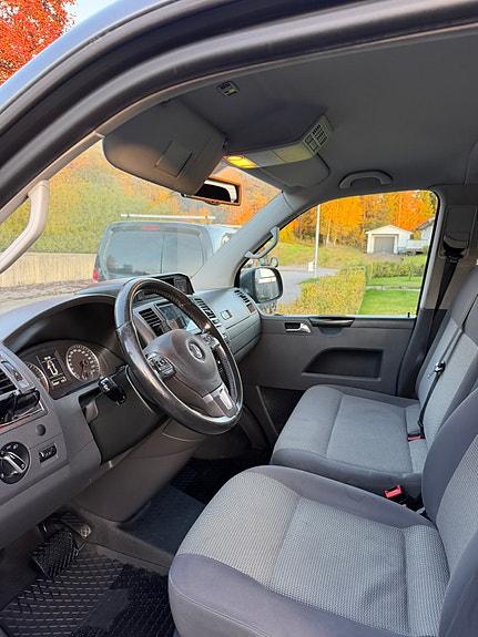 Volkswagen Caravelle 4 of 5