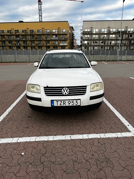 Volkswagen Passat 2 of 9