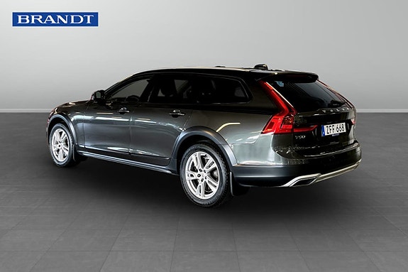 Volvo V90 Cross Country 2 of 9