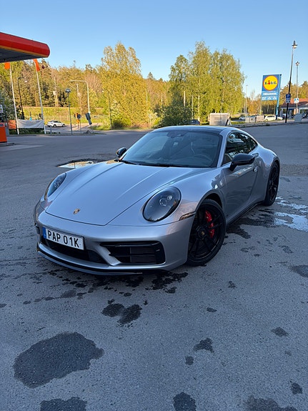 Porsche 911 Carrera GTS 5 of 8