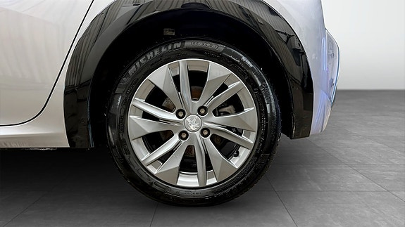 Peugeot e-208 6 of 21