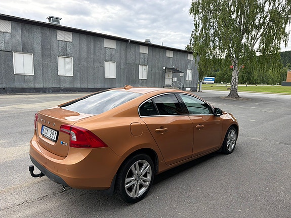 Volvo S60 2 of 9