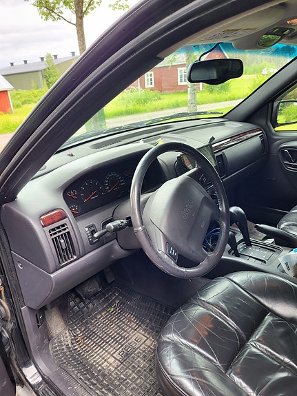 Jeep Grand Cherokee 3 of 6