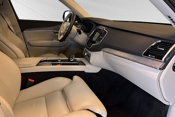 Volvo XC90 10 of 29