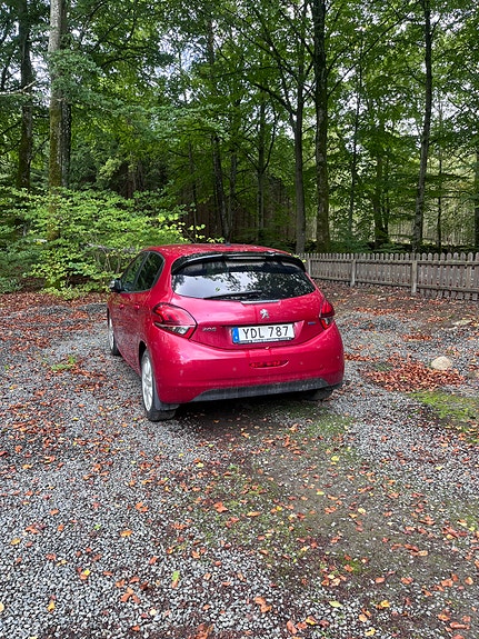 Peugeot 208 2 of 3