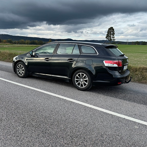 Toyota Avensis 2 of 5