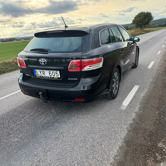 Toyota Avensis 3 of 5