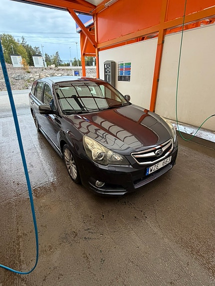 Subaru Legacy 9 of 16