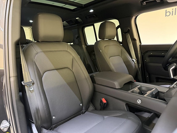 Land Rover Defender 110 21 of 25