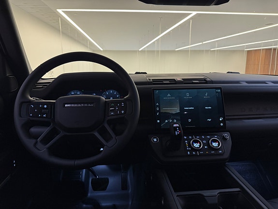 Land Rover Defender 110 13 of 25