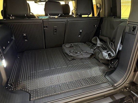 Land Rover Defender 110 24 of 25