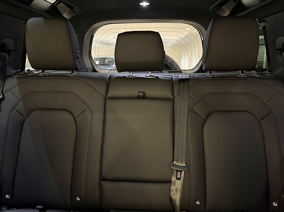 Land Rover Defender 110 18 of 25