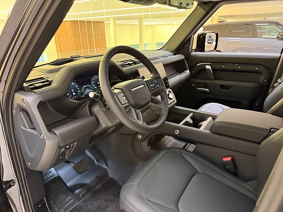 Land Rover Defender 110 9 of 25