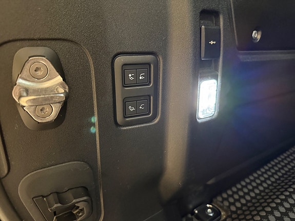 Land Rover Defender 110 25 of 25