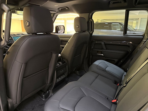 Land Rover Defender 110 19 of 25