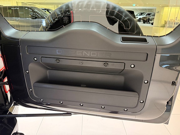 Land Rover Defender 110 23 of 25